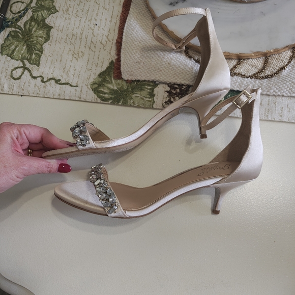 Jewel Badgley Mischka Dash Ankle Strap Kitten Heel NWOT - Picture 4 of 8
